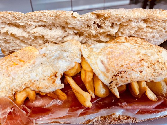 Uno de los bocadillos más pedidos que sirven en el bar. / Ges Solares