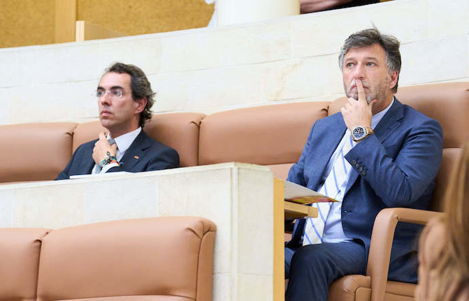 Los diputados de Vox en Cantabria, Cristóbal Palacio (d) y Armando Antonio Blanco Torcal (i) en una sesión plenaria en el Parlamento de Cantabria, a 6 de junio de 2022, en Santander, Cantabria (España). El grupo parlamentario de Ciudadanos se ha disuelto en el Parlamento de Cantabria tras la expulsión de la diputada Marta García. Al pasar de tres a dos diputados, estos pasan a formar parte del Grupo Mixto, que hasta ahora solo ocupaban los dos diputados de Vox. Además, los órganos de gobierno del Parlamento han declarado a Marta García diputada no adscrita, después de darse de baja de Cs por la postura del partido en torno a la protección del lobo.
Fecha: 06/06/2022. leer menos

Foto de ARCHIVO

Firma: Juan Manuel Serrano Arce / Europa Press