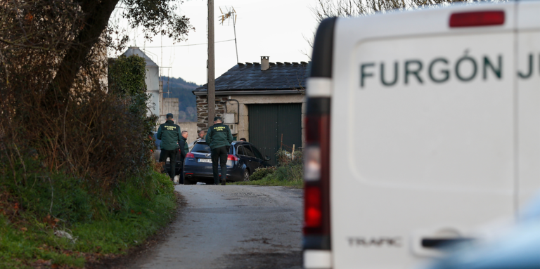 Varios agentes de la Guardia Civil en las inmediaciones de la casa donde un hombre ha matado a su padre, a 12 de enero de 2024, en la parroquia de Entrambasaguas, Guntín, Lugo, Galicia (España). El hombre ha acabado con la vida de su progenitor con una escopeta de caza por causas que aún se desconocen. Un familiar fue quien alertó a los agentes, que se trasladaron de inmediato al lugar del suceso y detuvieron al presunto responsable sin que opusiese resistencia.
Fecha: 12/01/2024. leer menos

Foto de ARCHIVO

Firma: Carlos Castro / Europa Press