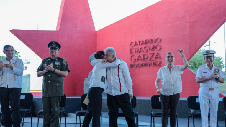 La neocomunista: La Dra. Claudia Sheinbaum, presidenta electa de México, acompañando al presidente López Obrador y a Beatriz Gutiérrez Müller en un acto de repatriación y memoria del revolucionario Catarino Garza en Matamoros, Tamaulipas. Sheinbaum ha sido criticada por su perfil autoritario y por excluir al Rey Felipe VI de su toma de posesión mientras invita a figuras como Vladimir Putin y Nicolás Maduro. / X