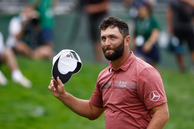 El golfista español Jon Rahm saluda a los aficionados durante el Acciona Open de España. / EP