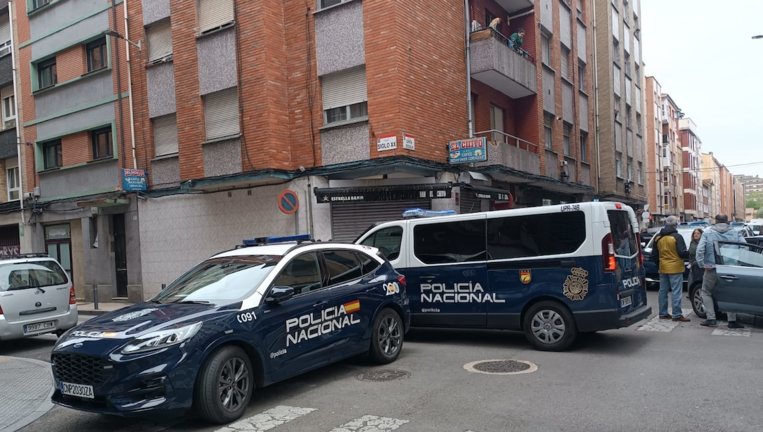 Intervención de la Policía Nacional en un enfrentamiento entre un grupo de personas en Gijón. / A.E.