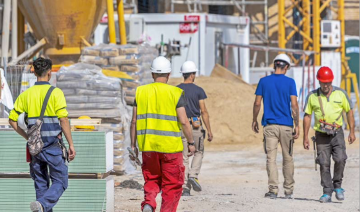 Trabajadores de la construcción dirigiéndose a la obra en una mañana de arduo trabajo, simbolizando el esfuerzo diario que impulsa el desarrollo. / a.E.