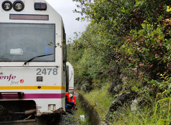 Efectivos de emergen- cias del 112 de Can- tabria trabajando junto al tren descarrilado en Gibaja tras el impacto contra una roca caída en las vías. / 112