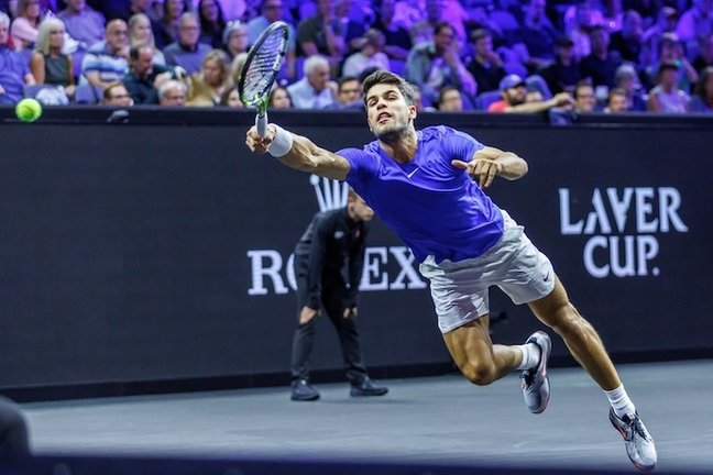 20 de septiembre de 2024, Berlín: El tenista español Carlos Alcaraz en acción junto a su compañero el alemán Alexander Zverev contra los estadounidenses Taylor Fritz y Ben Shelton durante su partido de dobles masculino durante el torneo de tenis Laver Cup en el Uber Arena. Foto: Andreas Gora/dpa
Fecha: 20/09/2024.

Firma: Andreas Gora / dpa