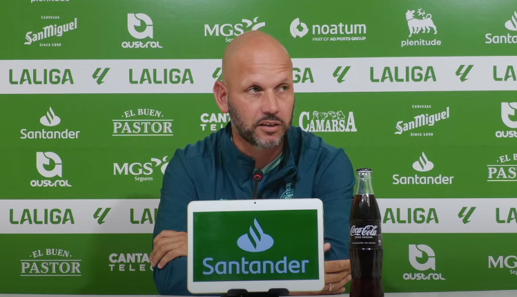 El entrenador del Racing, José Alberto analizando el próximo partido contra el Cartagena. / RRC