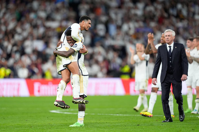 Vinicius y Bellingham celebran un gol en el Bernabeu. / EP