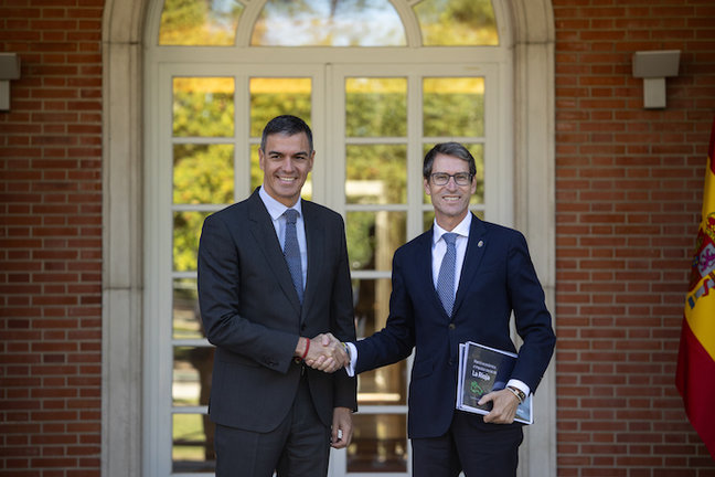 El presidente del Gobierno, Pedro Sánchez (i), recibe al presidente de La Rioja, Gonzalo Capellán (d). / EP