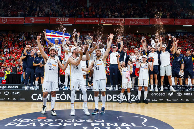 El Real Madrid levanta el trofeo de campeón de la Liga Endesa. / EP