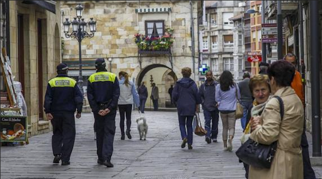 Dos policías locales de Reinosa, Cantabria, pasean por la localidad. / A.E.