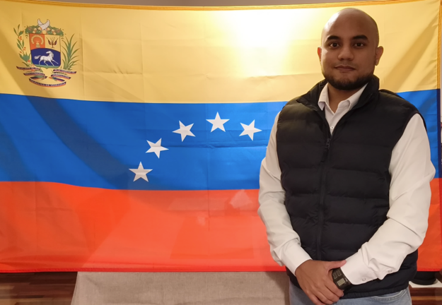 Christian Delgado, activista venezolano en Cantabria, se unirá a la manifestación en Santander con la bandera de Venezuela de fondo, exigiendo el reconocimiento internacional de Edmundo González Urrutia como presidente legítimo. / CD