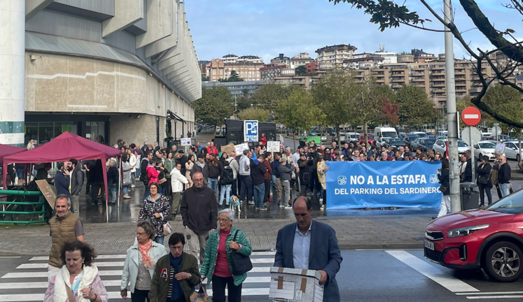 El reducido grupo de vecinos de Cantabria que se manifestó contra el proyecto. / X