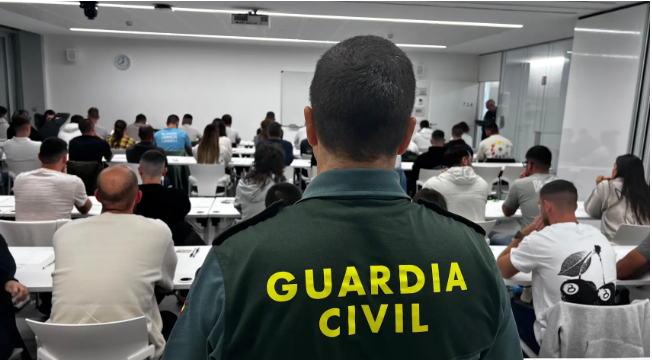 Aspirantes a Guardia Civil durante la realización del examen. / Guardia Civil