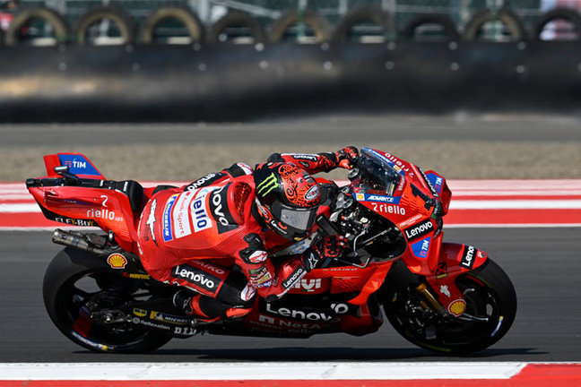 El piloto italiano 'Pecco' Bagnaia gana al sprint en Indonesia. / EP