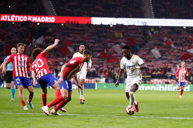 El jugador del Real Madrid, Vinicius en un partido contra el Atlético de Madrid. / EP