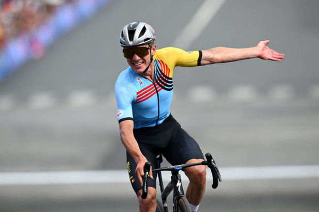 Remco Evenepoel celebra su victoria en los Juegos Olímpicos de París 2024. / EP