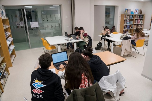 Jóvenes de Camargo en la biblioteca. / Alerta