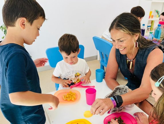 Dos niños en una ludoteca de Santander. / Alerta