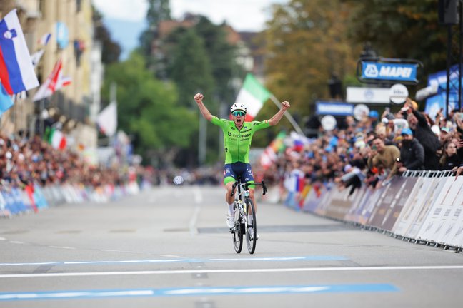 Pogacar celebra un nuevo título. / UCI Cycling