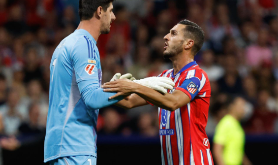 ¡El árbitro detiene el derbi en el Metropolitano! Llovieron mecheros a Courtois tras el gol del Real Madrid y los ultras del Atleti se enzarzaron con el portero blanco.