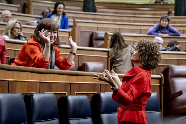 La presidenta del PSOE, Cristina Narbona (i), y la vicepresidenta primera y ministra de Hacienda, María Jesús Montero (d), durante una sesión plenaria en el Congreso de los Diputados, a 26 de septiembre de 2024, en Madrid (España). El Congreso aborda hoy el acuerdo de financiación singular con Cataluña. Además, se debaten el Proyecto de Ley de Movilidad Sostenible y la Proposición de Ley que pretende leer más mejorar la calidad de vida de las personas con Esclerosis Lateral Amiotrófica (ELA) y otras enfermedades neurológicas graves.
Fecha: 26/09/2024.
Firma: A. Pérez Meca / Europa Press
Personajes: CRISTINA NARBONA , MARÍA JESÚS MONTERO