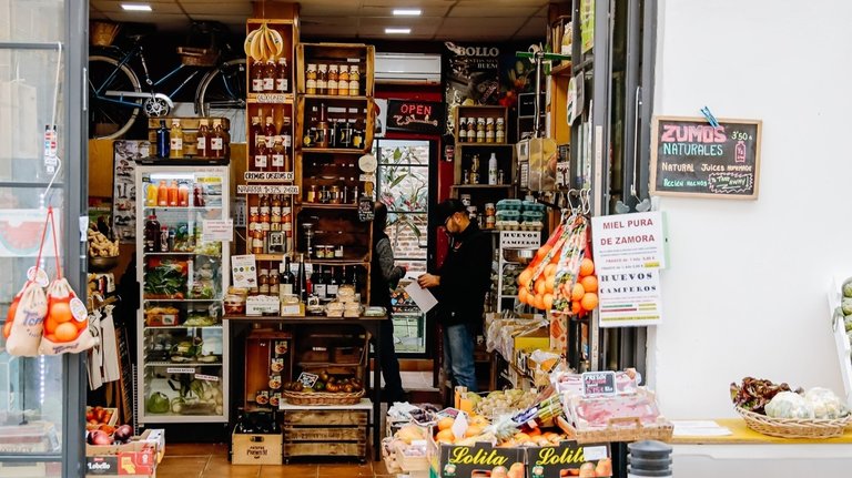 Un trabajador en una frutería. Carlos Luján