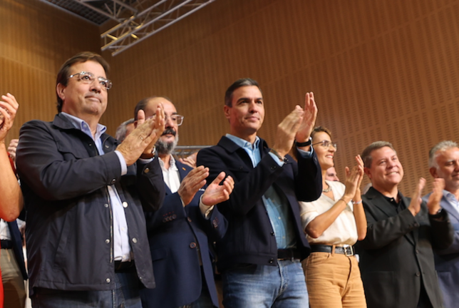 El presidente del Gobierno y secretario general del Partido Socialista (PSOE), Pedro Sánchez, junto a otros presidentes autonómicos. / Fabián Simón