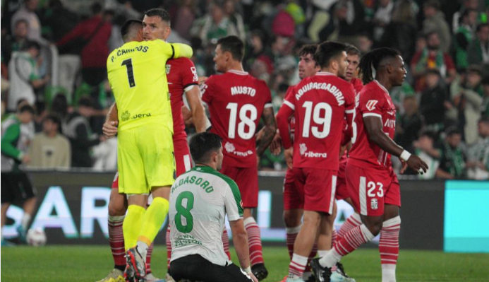 Aldasoro en el suelo tras ver cómo se le escapaba el partido ante el Cartagena. LH