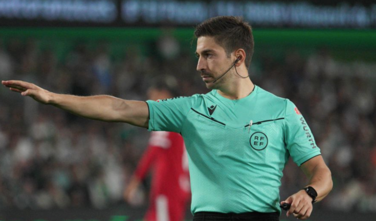 El árbitro durante el partido del Racing ante el Cartagena, en casa. / LH