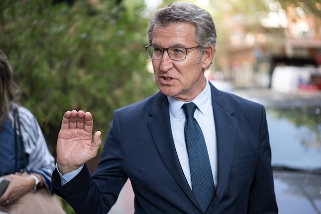 (Foto de ARCHIVO)
El presidente del Partido Popular, Alberto Núñez Feijóo, sale del Restaurante Di María tras una comida con la cúpula del PP, a 23 de septiembre de 2024, en Madrid (España). Los tres líderes autonómicos han comido en el restaurante de la capital después de asistir al Comité del Partido Popular que se ha celebrado esta mañana.

Diego Radamés / Europa Press
23/9/2024