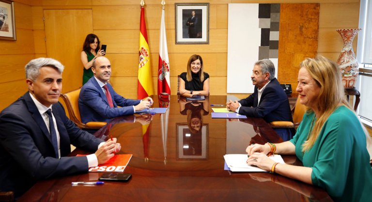 La presidenta de Cantabria, María José Sáenz de Buruaga, se reúne con las fuerzas políticas con representación en el Parlamento autonómico para informarles de los asuntos tratados en la reunión que mantuvo el viernes con el jefe del Ejecutivo español, Pedro Sánchez./  
LARA REVILLA