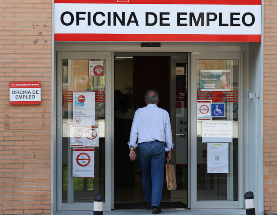 Una persona desempleada entrando a una oficina de empleo. / Archivo / EP