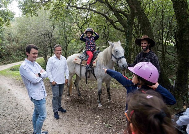 Diego Movellán y Cristian Armada en visita Granja Escuela. / A.E.