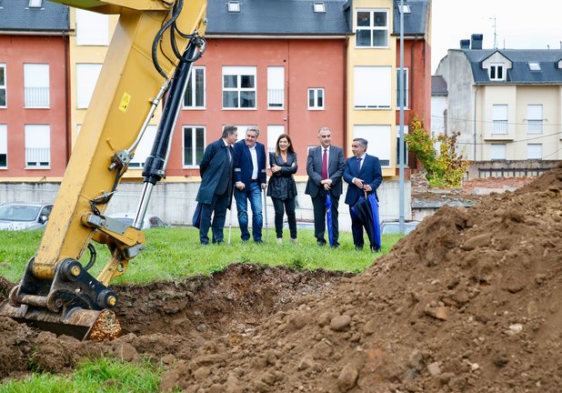 Buruaga visita la construcción de viviendas en Reinosa. / A.E.