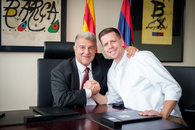 El presidente del FC Barcelona, Joan Laporta, junto al portero polaco Wojciech Szczesny, que firma hasta junio de 2025

REMITIDA / HANDOUT por GERMAN PARGA/FCB
Fotografía remitida a medios de comunicación exclusivamente para ilustrar la noticia a la que hace referencia la imagen, y citando la procedencia de la imagen en la firma
02/10/2024