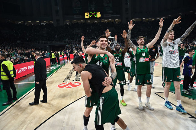 Los jugadores del Panathinaikos celebrando una victoria en la Euroliga 23-24. / EP