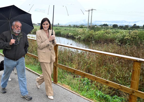 La alcaldesa de Santander, Gema Igual, visita el barrio Santiago El Mayor, en Nueva Montaña, con motivo de la finalización de las obras de protección frente a inundaciones. / A.E.