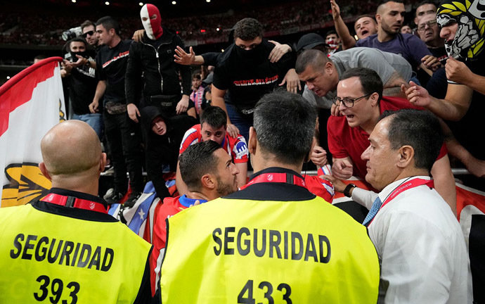 El capitán del Atlético de Madrid, Koke Resurrección, intenta calmar los ánimos de los ultras. / RT