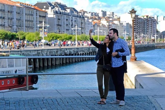 Un pareja disfrutando del buen tiempo en Santander. / EP