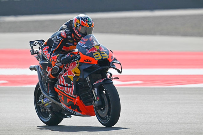 El piloto sudafricano Brad Binder (KTM) durante un Gran Premio del Mundial de Motociclismo. / EP