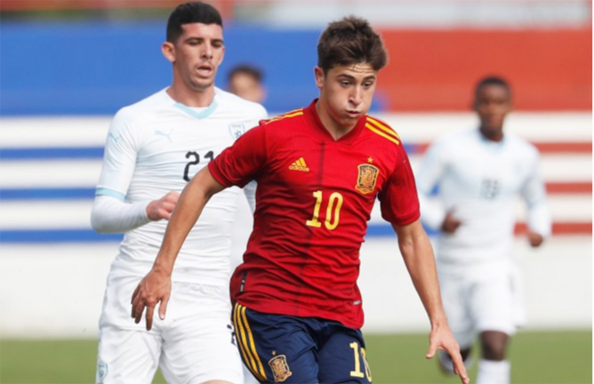 El jugador cántabro, Pablo Torre con la selección nacional sub19. / RFEF