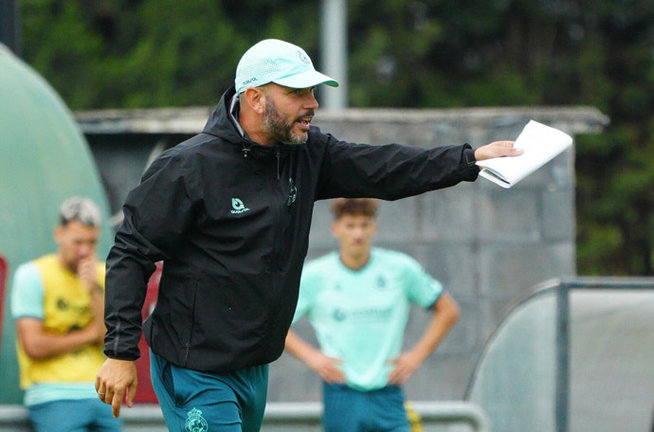 El técnico racinguista, José Alberto durante un entrenamiento con el equipo. / RRC