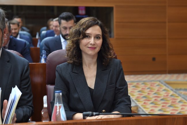 La presidenta de la Comunidad de Madrid, Isabel Díaz Ayuso, durante una sesión plenaria en la Asamblea de Madrid. / Gustavo Valiente