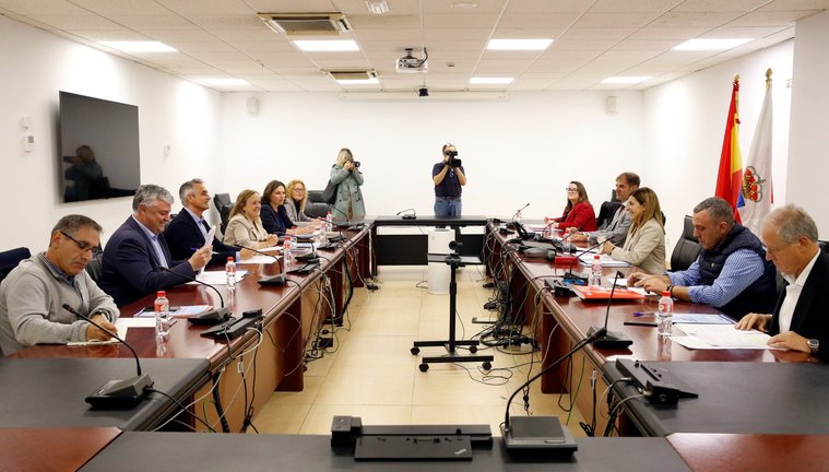 La presidenta de Cantabria, María José Sáenz de Buruaga, preside el Pleno del Consejo del Diálogo Social. / Lara Revilla