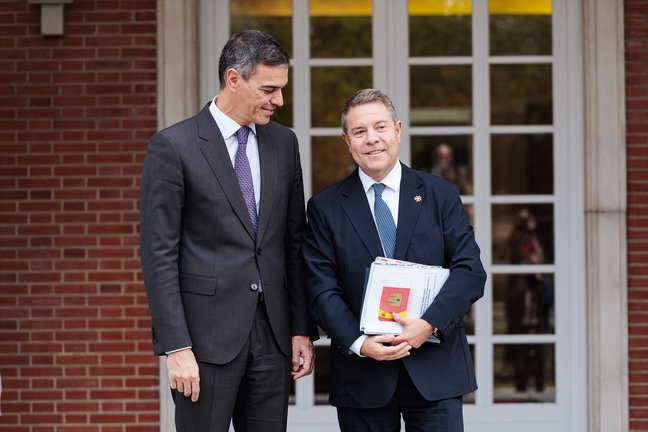 El presidente del Gobierno, Pedro Sánchez (i), durante su reunión con el presidente de Castilla-La Mancha, Emiliano García-Page. / Carlos Luján