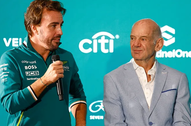 El piloto asturiano Fernando Alonso y Adrian Newey. / EP