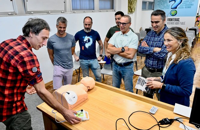 Inicio de los cursos de desfibriladores en Santander. / Alerta