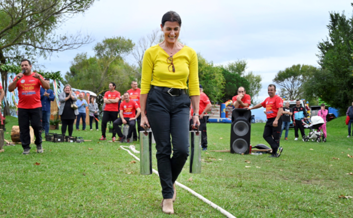 La alcaldesa Gema Igual, durante uno de los concursos tradicionales en la romería. / alerta