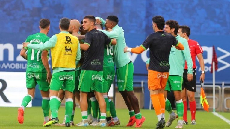 Los jugadores del racing celebran el primer gol del partido. / L.H.