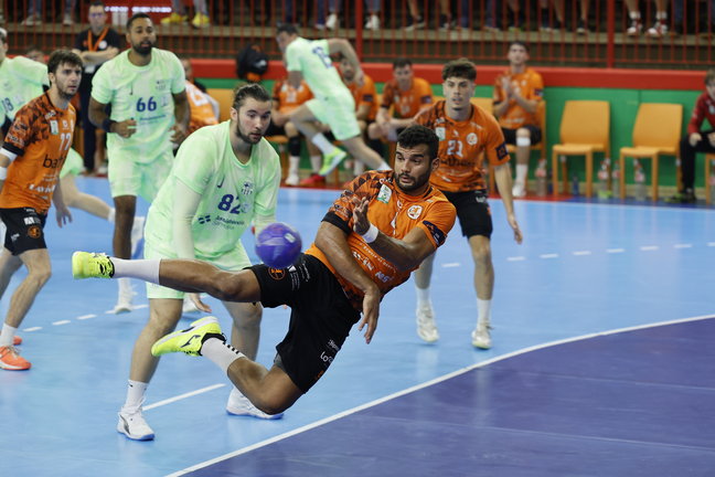 Marcio Silva durante una jugada del partido. / BM Torrelavega